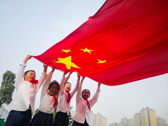 金晨气质真出众，一件裙子好有少女感，皮肤为啥那么白？游戏画面