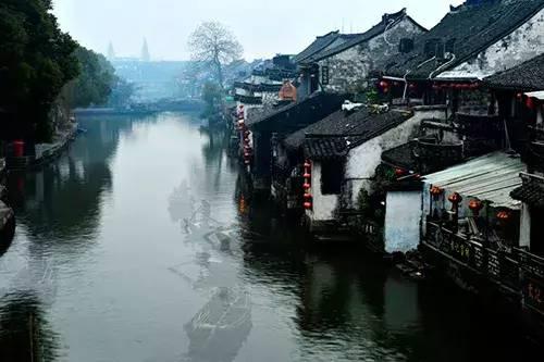 迷路的可爱男孩